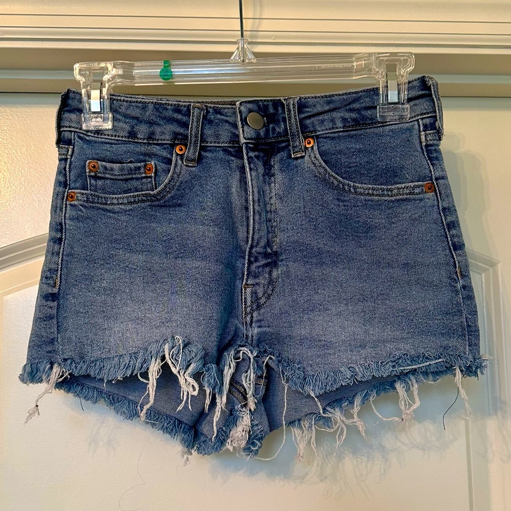 H&M - DENIM CUT-OFF SHORTS! 💙💙